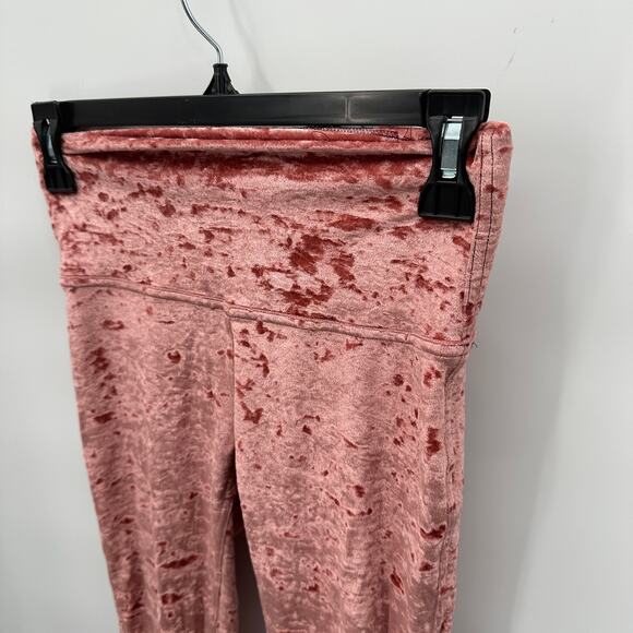 LULULEMON Crushed Velvet Wunder Under Tight Leggings in Pink // 4 - Picture 5 of 11